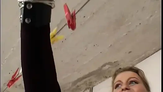 Sarışın bebeğin vahşi çamaşır odasında elle muamele ve orgazm