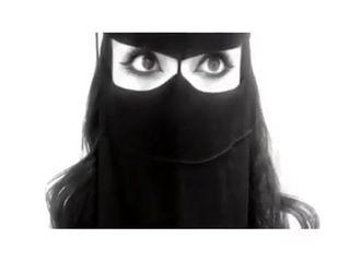Jeune femme arabe en Hijab avec des yeux sexy 2