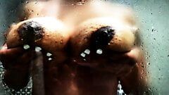 Plaisir sous la douche avec des seins énormes - Zuri Promo