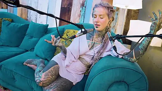 B hakkında konuşuyorum - bordem - asmr podcast sfw konuşuyor gotik sıska kız dreadlocks dövmeli model dövmeli kız