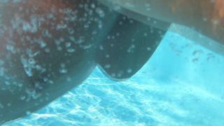 Rijpe onder water in het zwembad