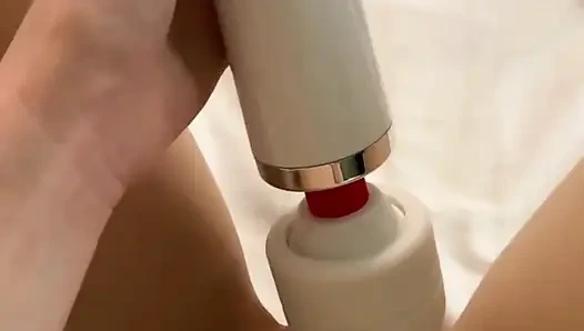 Крошечная Nicole обожает трахаться с игрушкой. Выбор мастурбации сладкой киски