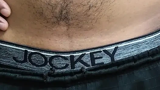 Seksi bir adam yarağını tutarken dans ediyor.