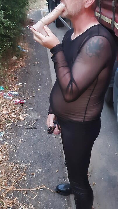 Kuk låst sissy sugande dildo utomhus