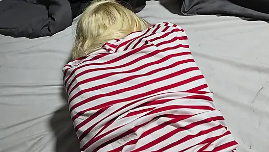 Sevimli sarışın domalarak sikiliyor