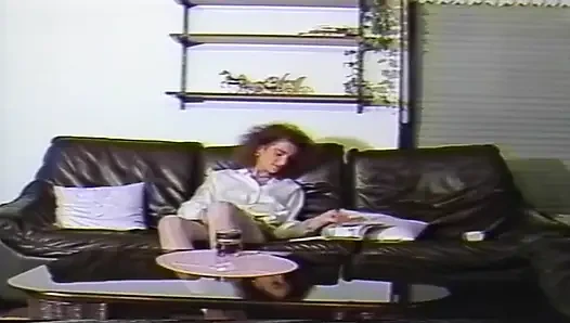 Video jadul cewek hot rambut cokelat lagi asik di-fingering dan dijilat sampai orgasme di sofa