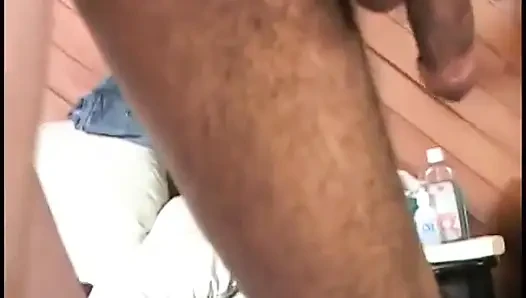 Siyah kayışlı beyaz sürtük boşalmadan önce zenci adamın götünü sikiyor
