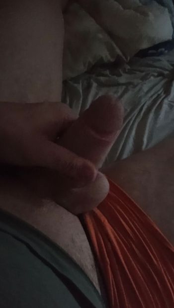 Masturbación con la mano en cama