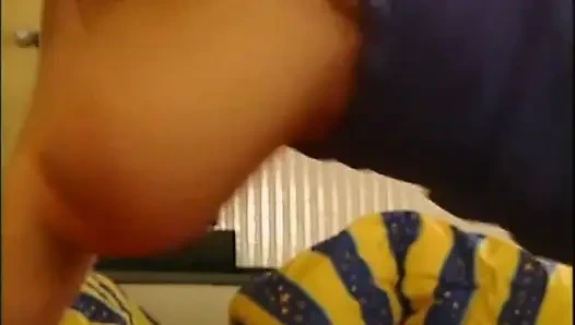 Klasik orta yaşlı seksi kadın büyük sert yarakla büyük göğüslerine sikiliyor ve dölleniyor