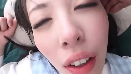 Wanita cantik ini lagi asik muasin memeknya di kantor sama pria yang lebih tua