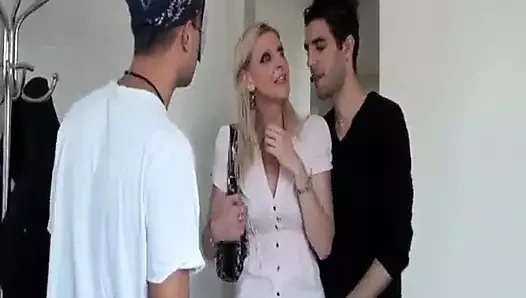 MILF blonde dikongkek oleh dua zakar besar