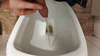 Pis en u reinigen mijn penis door een wc in het winkelcentrum