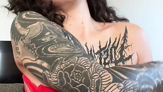 Heißes rotes body-Harness-mädchen neckt beine, titten und arsch in Absätzen