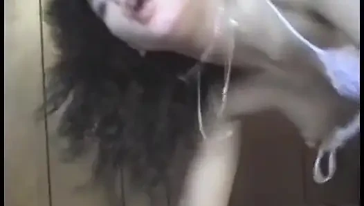 Pria duduk di sofa dan dientot kontol panjangnya sampai tenggorokan dan menunggangi