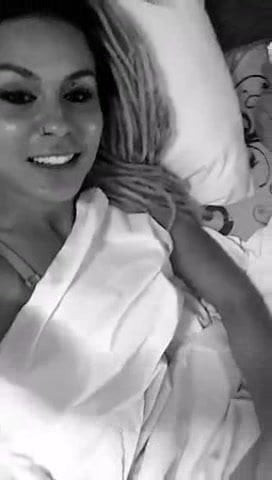 safada mostra os peitos na webcam