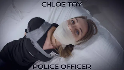 Chloe Toy - блондинка-офицер, связанная клейкой лентой, с кляпом во рту в бондаже