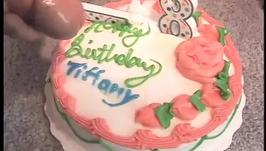 Netter brünetter teenager bekam zu ihrem 18. geburtstag ein besonderes geschenk