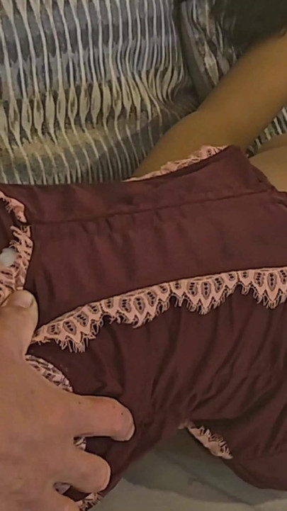 パパはフルバックのパンティに感謝している | クリップ 2