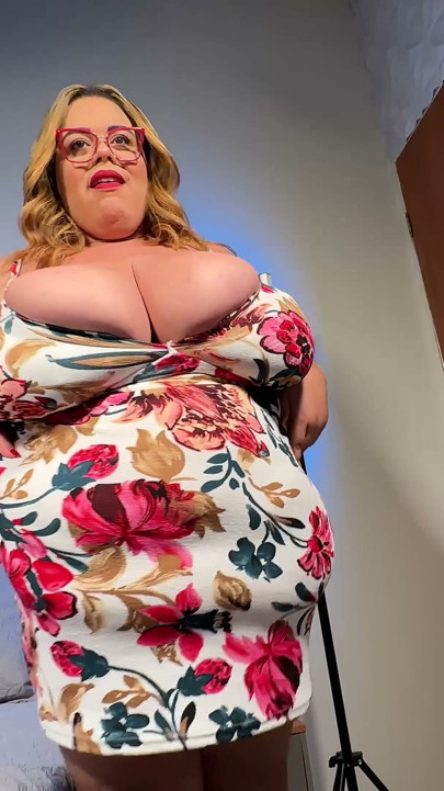 Big Latina Angel BBW telefoner en slave til at komme og kneppe hendes røv