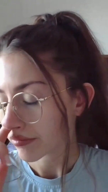 Momento iconico da "SHANAXNOW NASO MANGIARE TETTE PRESS NARICI GEMENDO"