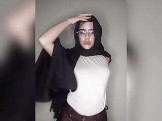 Arabische exhibitioniste in string begint het jaar door voor haar buren bij het raam te poseren