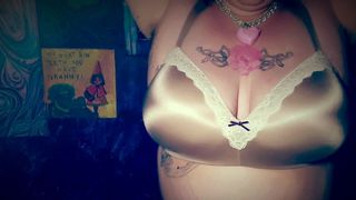 La moglie bbw tatuata fa uscire grossi ganci pesanti da un reggiseno da 40 g