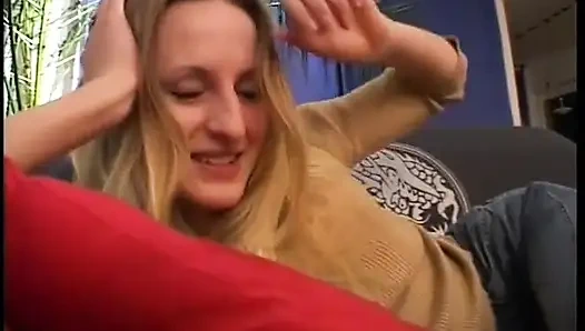 Милая тинка с сексуальным телом сосет и скачет на жестком члене