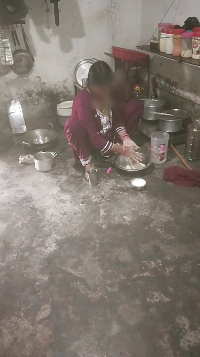 En la cocina, se cogió agua del pene de la hermanastra, mostrando grandes tetas y mejor paja en audio hindi.
