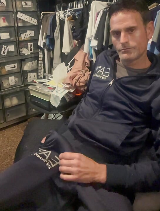 Mike tekrar mastürbasyon yapıyor