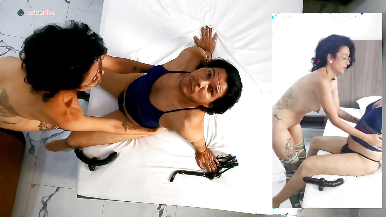 女人用雙頭假陽具操她的男友，然後在操完我後舔他的精液