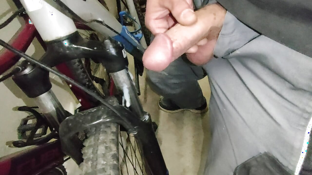 Clientul afirmă: amortizor care face zgomote ciudate, poate U sperma IT?   Ejaculare pe bicicletă în subsol