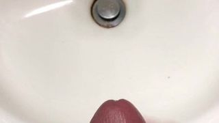Masturbación con la mano en el fregadero