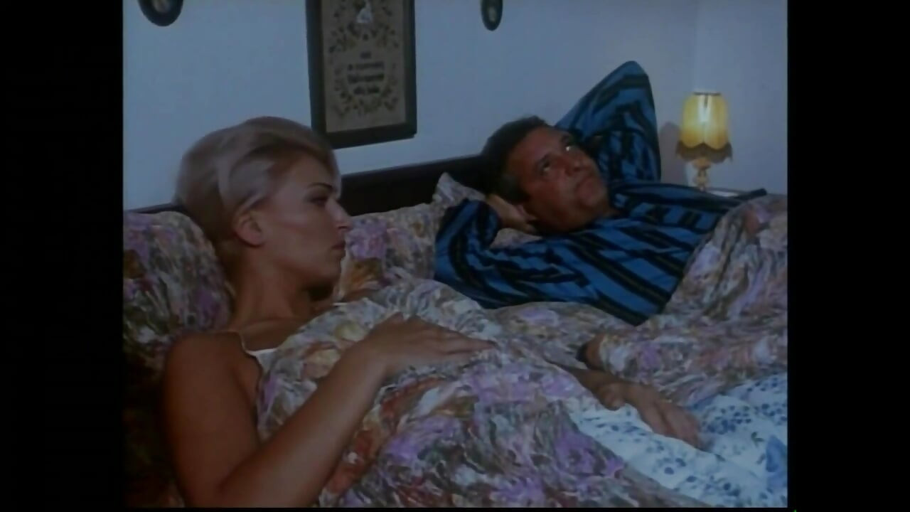 Sarah Young in: Sexy Agent Prima Parte - (film complet original netăiat)
