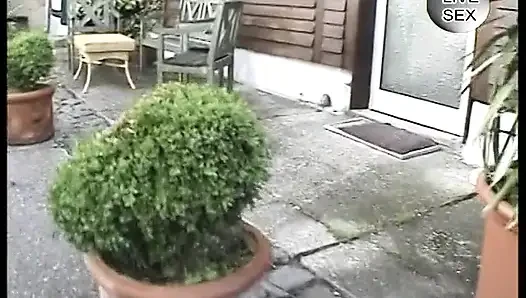 Sarışın canavar yarağa binmeden önce parmakla sikiliyor