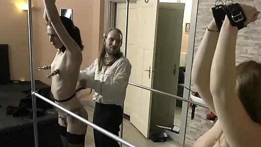 Meliss und Zoë bekommen spanking