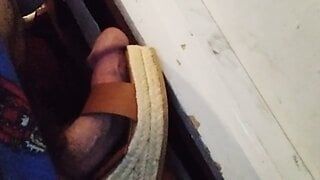 Мой член с огромными венами трахает сексуальную обувь. я так хотела кончить