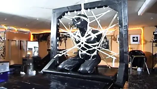 Lateksli maskeli kızla bdsm