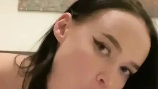 Sasha will dich zum kommen bringen, während du sie beim masturbieren beobachte