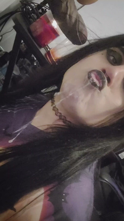 Sissy Witch chupa o seu Dildo