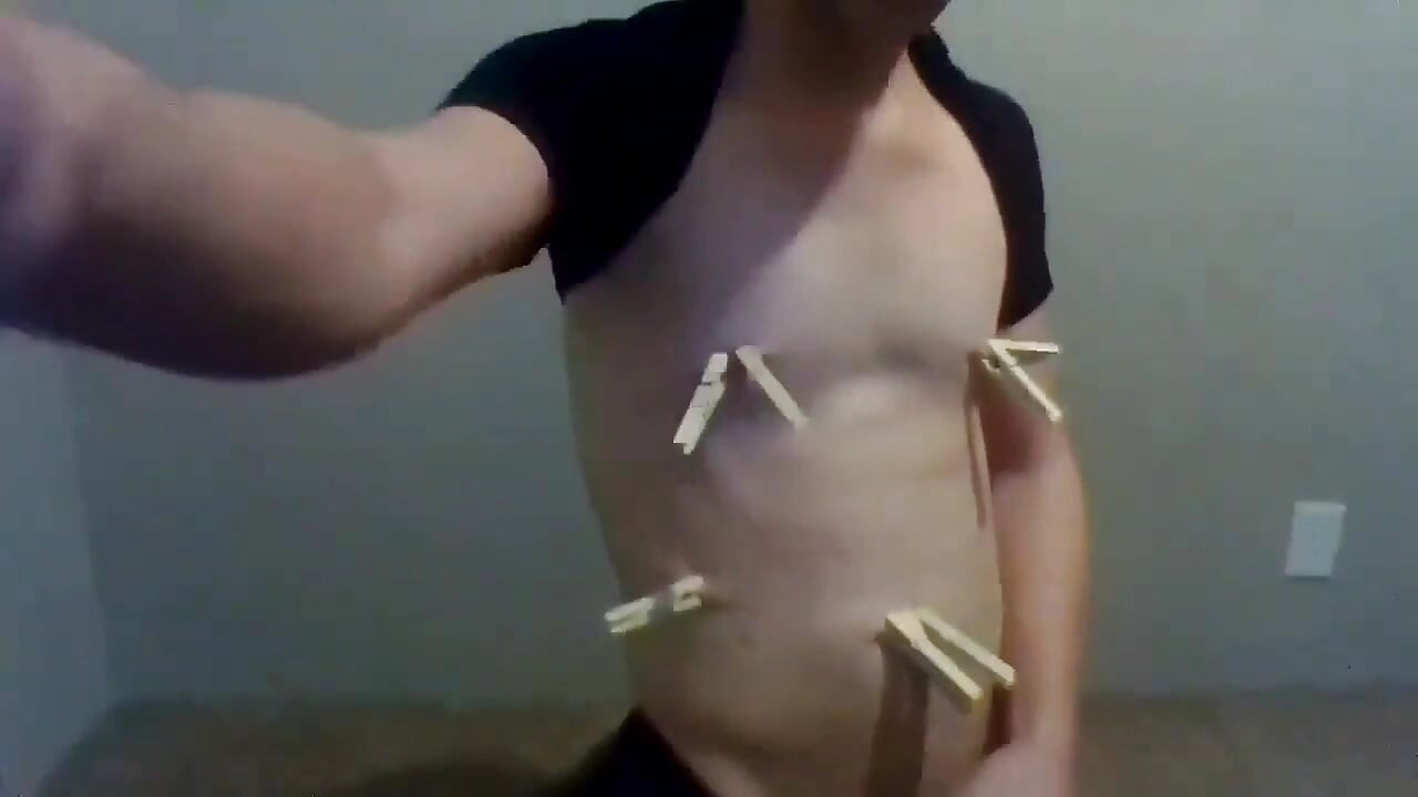 Clothespin play fétiche fan club vidéo du mois ; « Rebondir ce cul sur ma bite de nana »