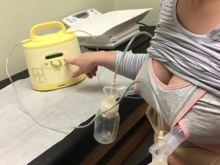Bơm sữa từ tits trong cho con bú áo ngực
