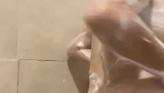 Selene принимает мыльный душ и становится супер горячей