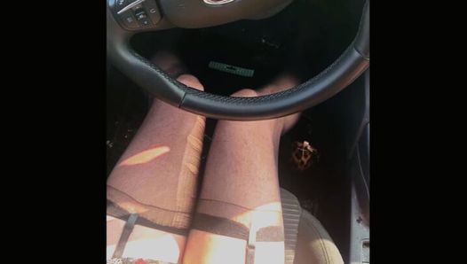 Je conduis dans ma tenue sexy