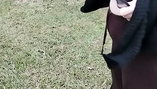 Üvey annem şeffaf bir tişörtle yürüyor.