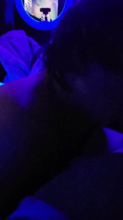 Golo pušenje kurca ispod crnog svetla je bilo punih usta | Klip 2