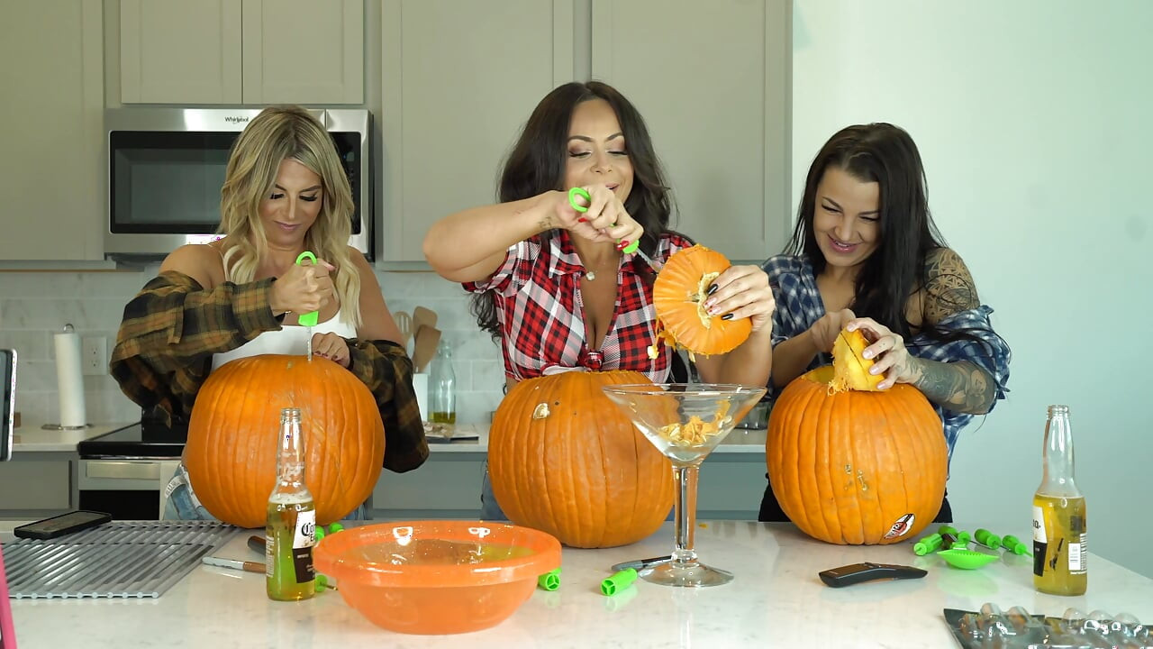 Kiki Mariah_970 Evelin Carve Pumpkins Nude Photoshoot After