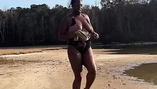 TANTE GIRANG KULIT HITAM TWERKING DI PANTAI DENGAN BAJU RENANG