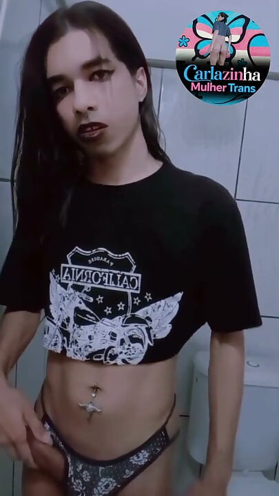 미스 칼라진냐 - 작은 팬티 안에서 뜨겁게 놀며, 빠르게 단단한 음경을 위아래로 움직이고 있다