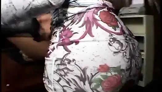 Lesbian seksi kulit hitam dengan fetish kaki lagi asik ngentot pakai dildo