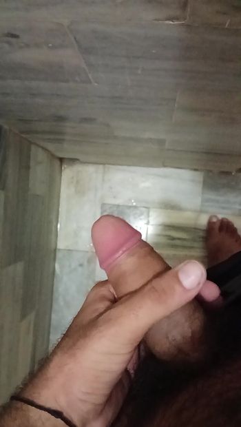 Homem indiano se masturbando no banheiro!